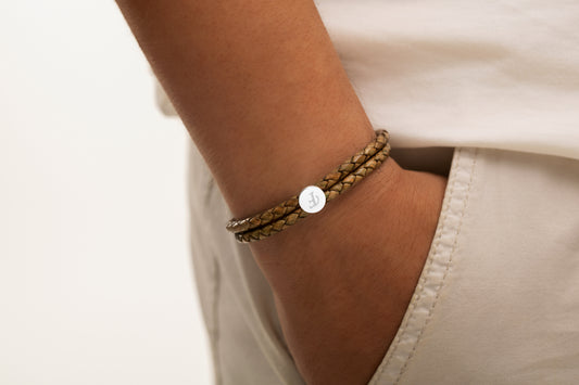 Gümüş Kaplama Tek Harfli Kahverengi Örgü Deri Bileklik | 925 Gümüş