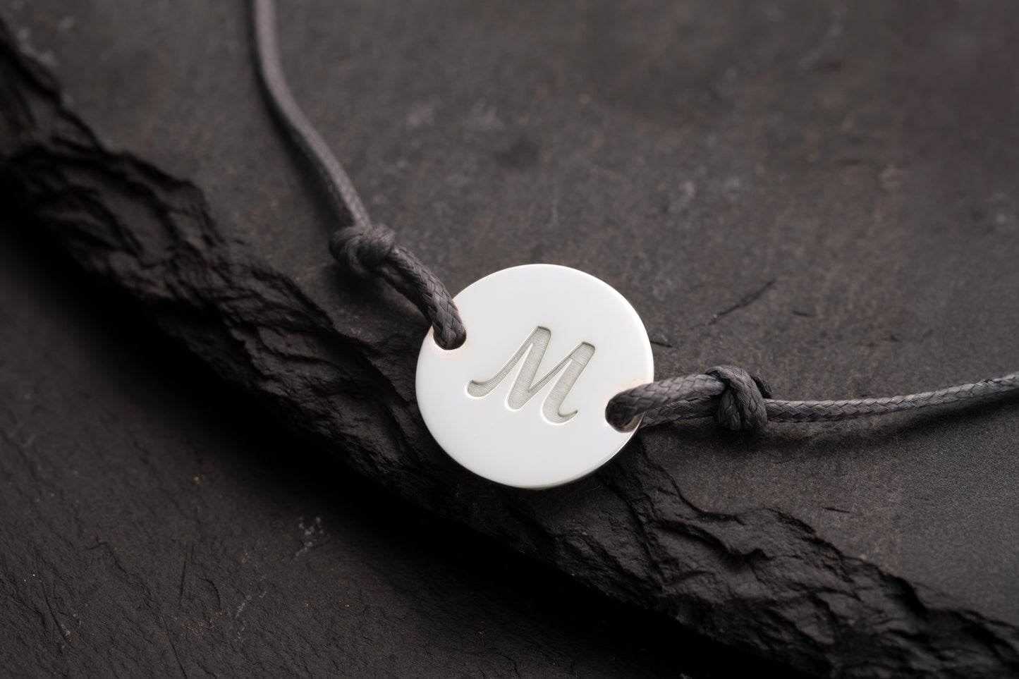 Yuvarlak Tek Harf Gri İnce Örgülü Deri Bileklik | 925 Gümüş