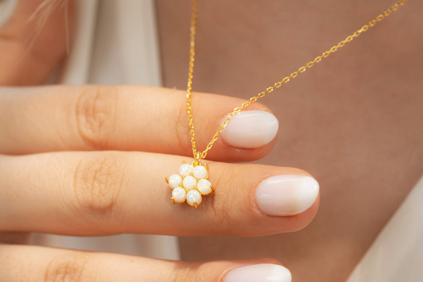 Çiçek Figürlü Beyaz Opal Taşlı Kolye | 925 Gümüş