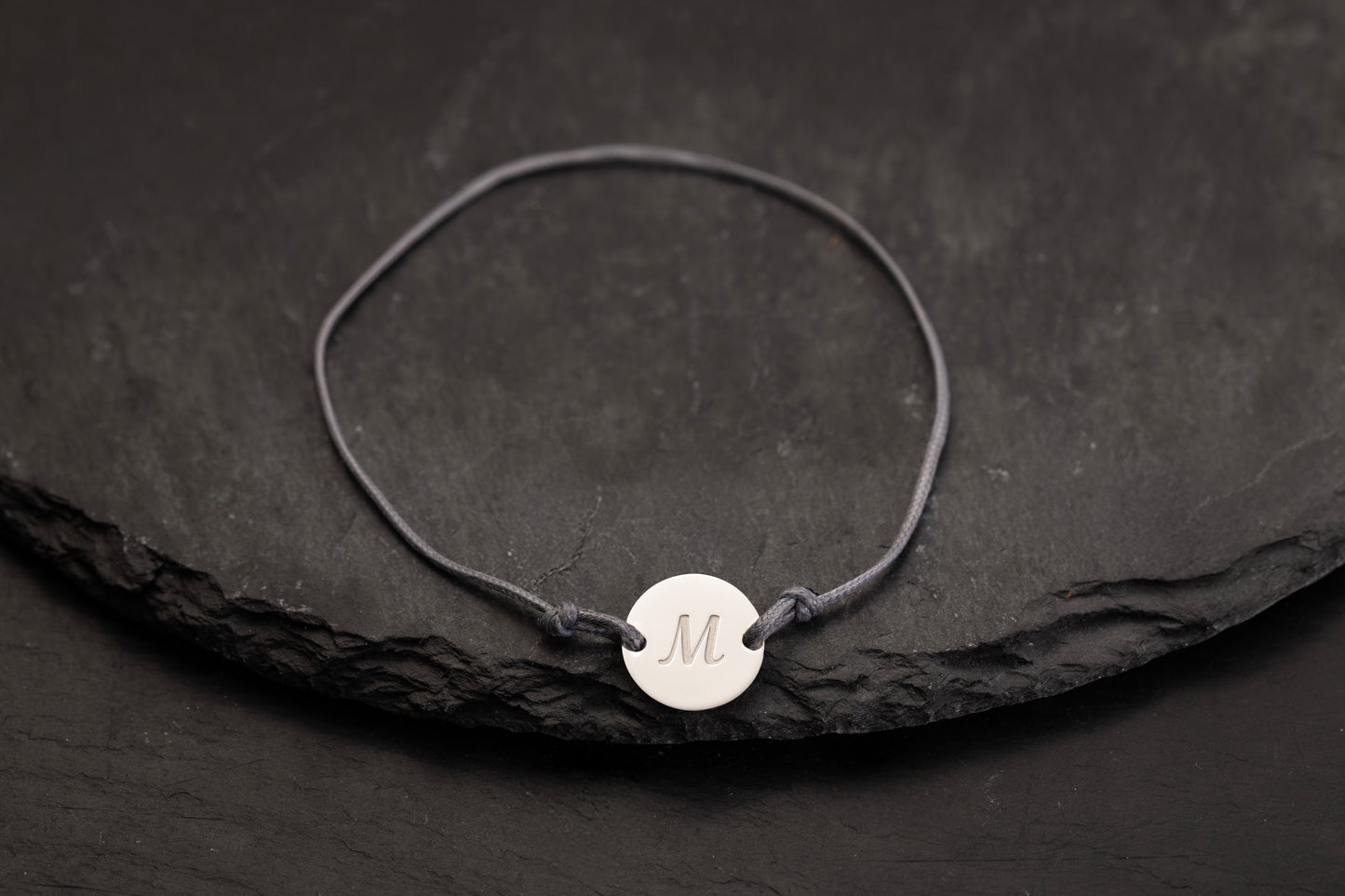 Yuvarlak Tek Harf Gri İnce Örgülü Deri Bileklik | 925 Gümüş
