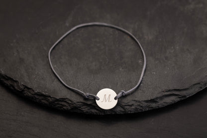Yuvarlak Tek Harf Gri İnce Örgülü Deri Bileklik | 925 Gümüş