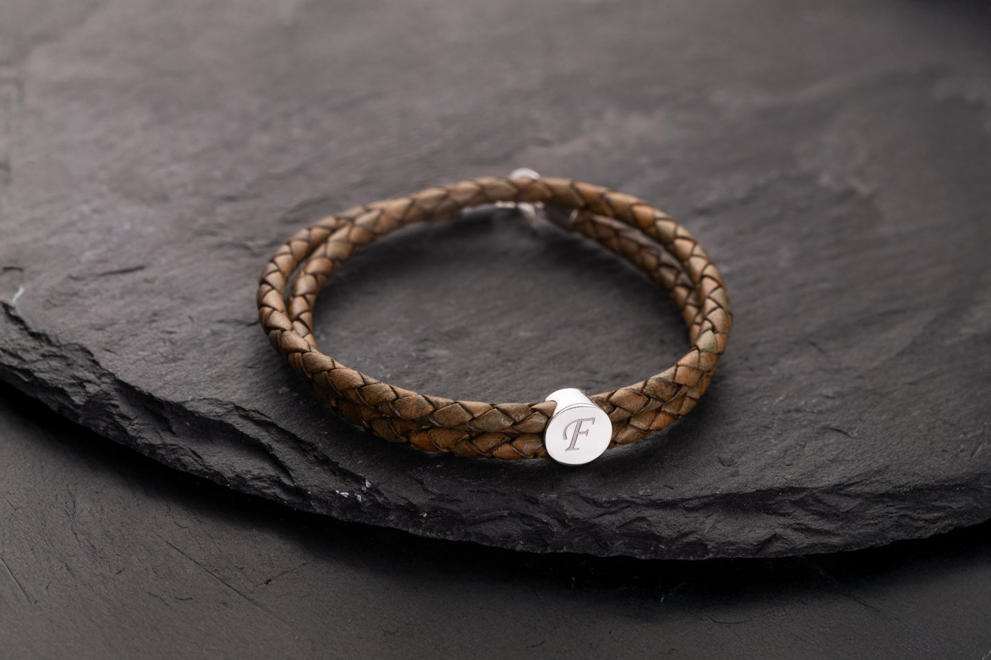 Gümüş Kaplama Tek Harfli Kahverengi Örgü Deri Bileklik | 925 Gümüş