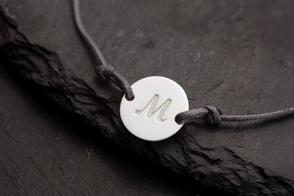 Yuvarlak Tek Harf Gri İnce Örgülü Deri Bileklik | 925 Gümüş