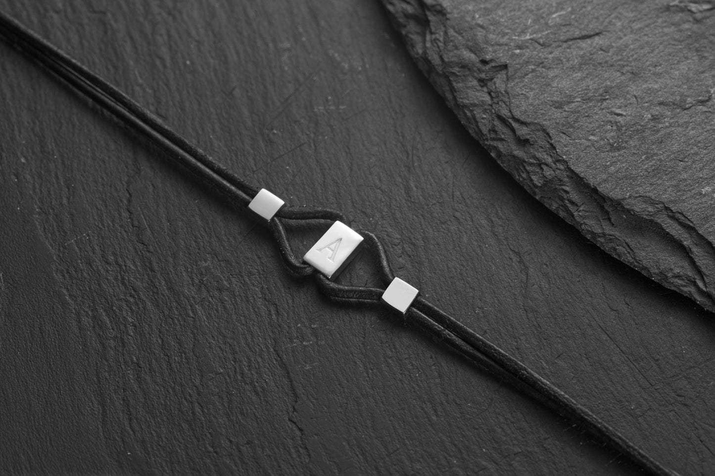 Dikdörtgen Küp Harfli Siyah İnce Düz Deri Bileklik | 925 Gümüş