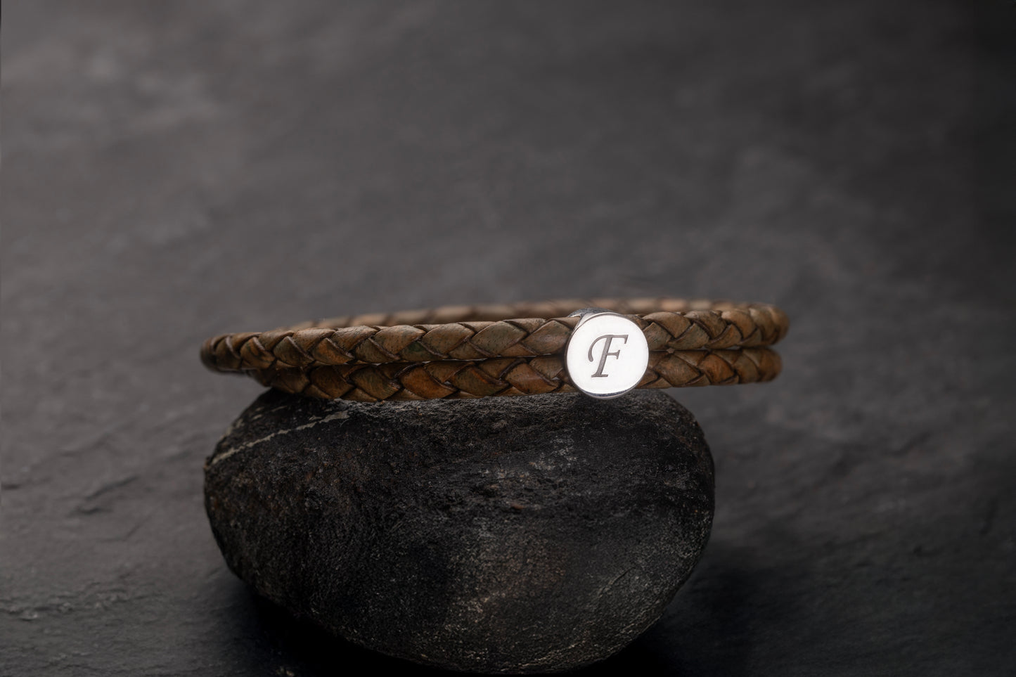 Gümüş Kaplama Tek Harfli Kahverengi Örgü Deri Bileklik | 925 Gümüş