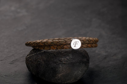 Gümüş Kaplama Tek Harfli Kahverengi Örgü Deri Bileklik | 925 Gümüş