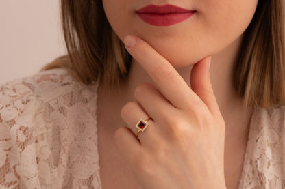 Kare Taşlı Minimal Yüzük | 14 Ayar Altın