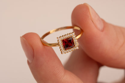 Kare Taşlı Minimal Yüzük | 14 Ayar Altın