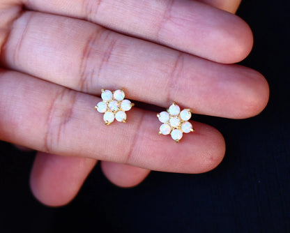 Çiçek Figürlü Beyaz Opal Küpe | 925 Gümüş