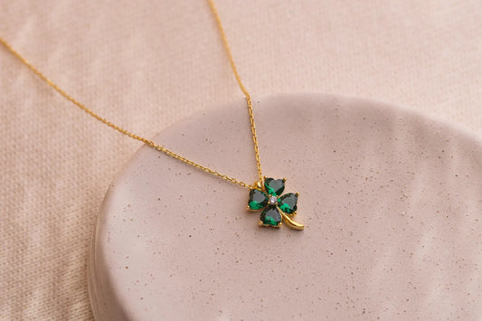 Zümrüt Taşlı Yonca Şans Kolyesi | 925 Gümüş