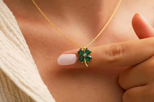 Zümrüt Taşlı Yonca Şans Kolyesi | 925 Gümüş